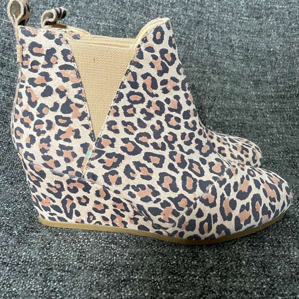 NEW Toms Desert Tan Leopard Print Suede Kelsey Booties Ankle Women’s Size 9.5